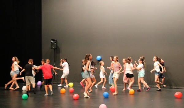 130 enfants de classes de primaire investissent l’Espace des Arts le temps d’une journée