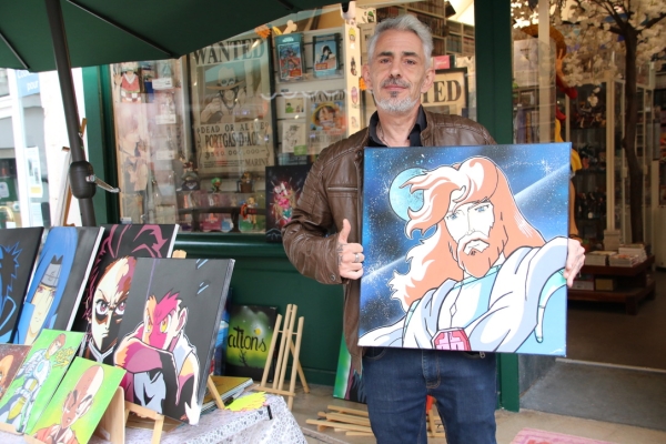 Les passants de la rue piétonne découvrent les toiles de Tab’s Créations grâce à Hero Manga