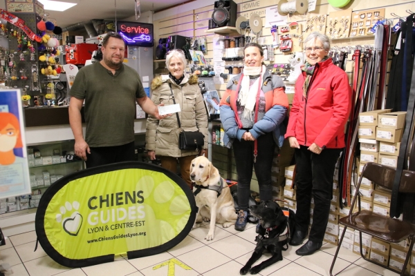 Jérôme Dubois de ‘Cordonnerie & Services’ a remis un chèque de 400 euros à l’association des chiens guides d’aveugles