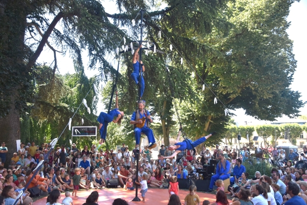 Spectacle Chalon dans la Rue: La compagnie ‘La Croisée des Chemin’ vous offre un spectacle d’acrobatie et de poésie