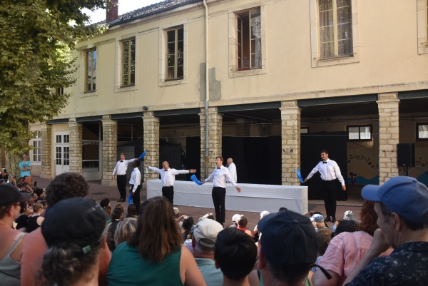 Chalon Dans la Rue : La Compagnie ‘Les encombrants ‘ a présenté son spectacle ‘Garçon un Kir’