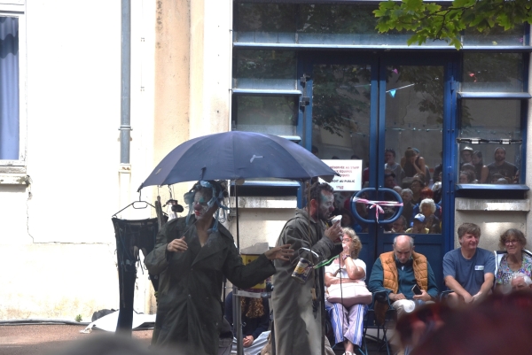 Chalon dans la Rue : Compagnie ‘La Tendresse du Gravier’, quand deux clowns s’emparent d’un rêve     