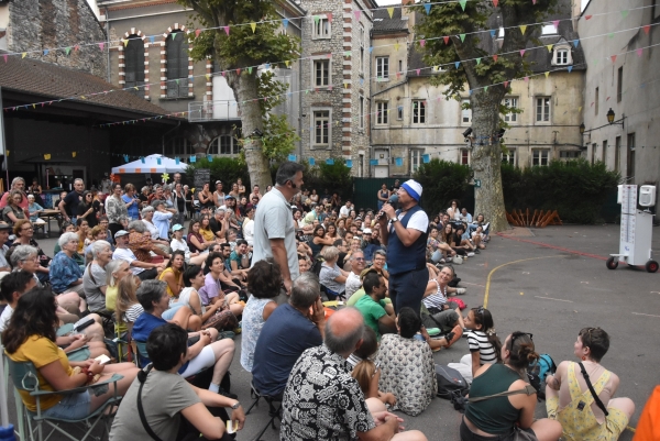 Chalon-dans la Rue : Compagnie DBK ‘Mission Président’, un spectacle humoristique rafraichissant qui fait du bien !  