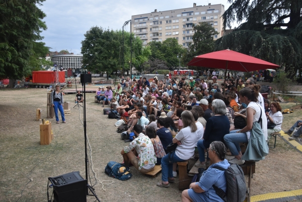Chalon dans la Rue : Compagnie Laluberlu ’Rapiécée’, un spectacle de théâtre de récit et de mouvement dansé 