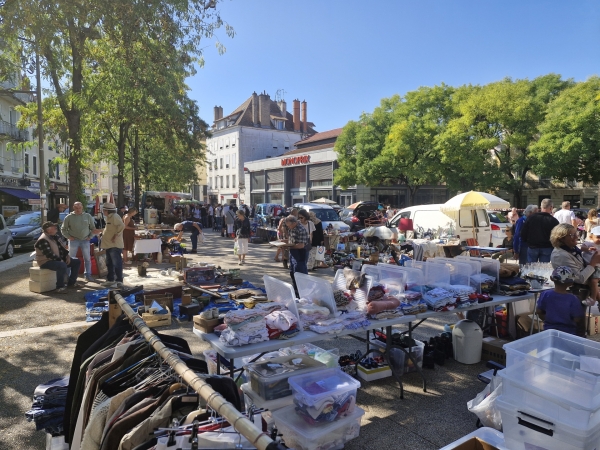 Vif succès pour la brocante-marché aux puces organisé par le Comité de Bienfaisance de la Citadelle 