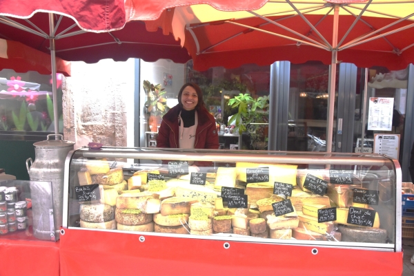 Sur nos marchés chalonnais : avec la société ‘Fromages et Affinage, découvrez la sélection des meilleurs fromages de leur terroir! !