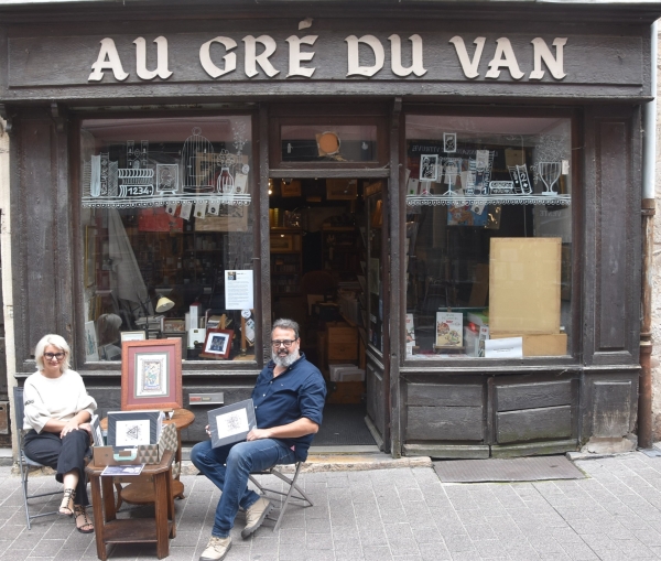L’atelier Rodéric spécialisé dans les enluminures expose à la librairie ancienne ‘Au gré du Van’