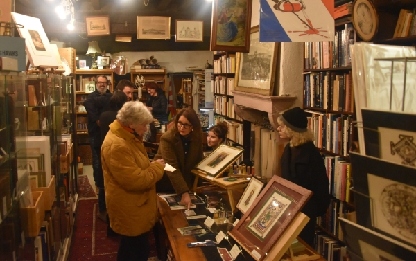 Affluence à la librairie Au Gré du Van pour l’exposition d’enluminures 