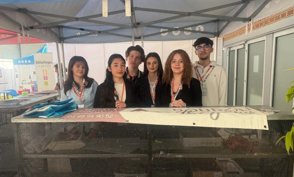Les élèves du lycée Emiland Gauthey étaient présents pour l'accueil des scolaires au Salon du Livre et de la Jeunesse