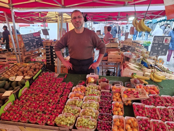 Sur le marché Ali Tekin, le primeur surnommé « Ali Baba », vous propose les premières cerises françaises  