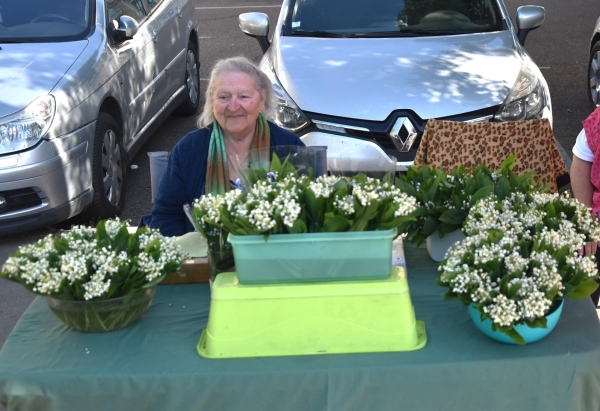 Solange, 80 ans, vendeuse de muguet du 1er mai depuis 70 ans était présente et n’aurait donné sa place pour rien au monde!