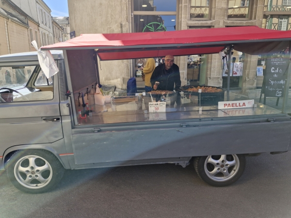 Nouveau camion aménagé pour Christophe Menand, ce commerçant non sédentaire présent depuis  plus de 21 ans sur les marchés du Dimanche