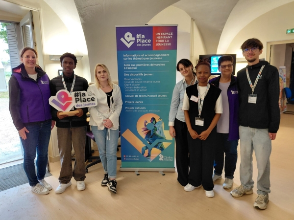 Les élèves de Première Métiers de l’Accueil Evénementiel du lycée Emiland Gauthey mobilisés au salon "Job d’été "organisé par #La Place