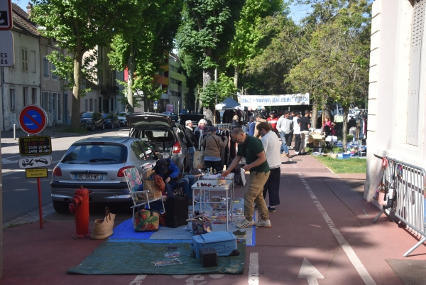 Pas loin de 120 exposants pour la brocante-marché aux puces organisée par le Comité de quartier Saint Cosme-Bellevue !