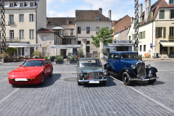 Les vieilles voitures étaient de sortie pour un mariage