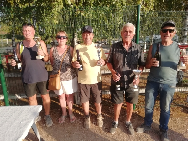 La quadrette Neveu remporte le concours de boules lyonnaises à la mêlée, organisé par l’amicale de la Boule de Crissey 