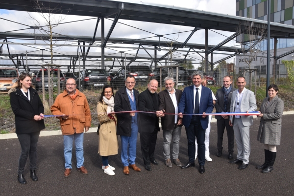   Aux côtés du groupe TotalEnergies Renouvelables France, le centre hospitalier William Morey a fêté la première année de ses ombrières de parking 