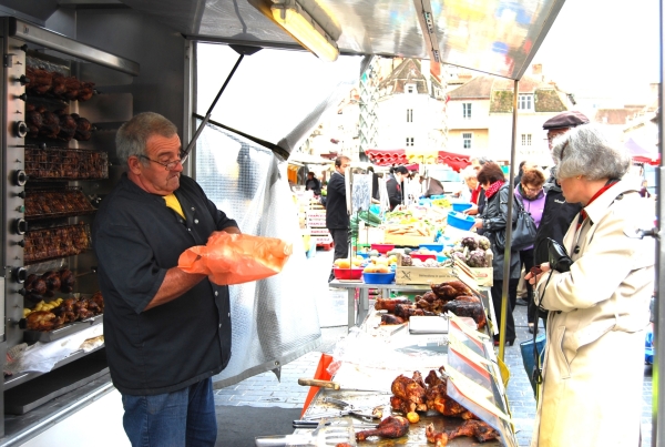 Marché place de l’Hôtel de Ville : Gégé ‘le roi du poulet’ passe les rênes de son affaire chalonnaise à Eric et Christelle