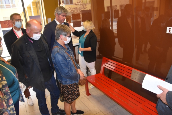 Inauguration d’un « Banc Rouge » dans le hall de l’Hôpital en mémoire d’Audrey Clément et sa fille Albane, sauvagement assassinées