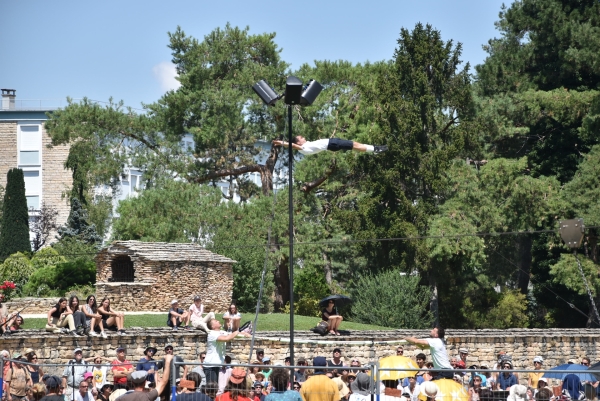 Cour des Belges, un spectacle d’acrobaties aériennes fait l’unanimité 