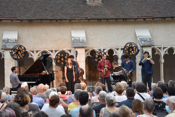 Cloître Saint Vincent : Le public chalonnais découvre Jazz et chanson avec La Sido 