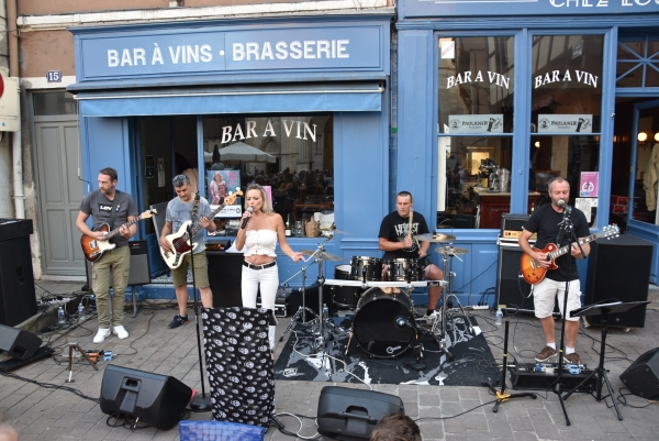 Chalon-sur-Saône : Grosse affluence ce samedi soir Place Saint Vincent pour le concert des « No Name » ! 