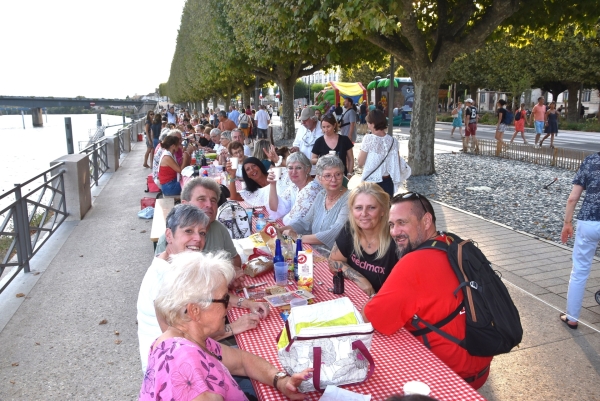 Les chalonnais s’approprient le quai Gambetta pour un pique-nique géant