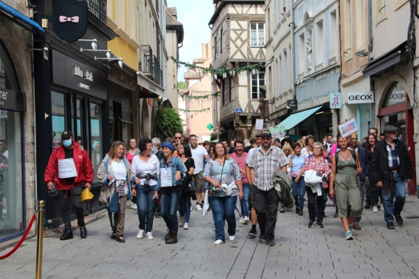 Plus de 700 personnes ont défilé à Chalon-sur-Saône contre le pass sanitaire (1/2)