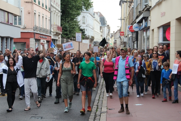 Plus de 700 personnes ont défilé à Chalon-sur-Saône contre le pass sanitaire (2/2)