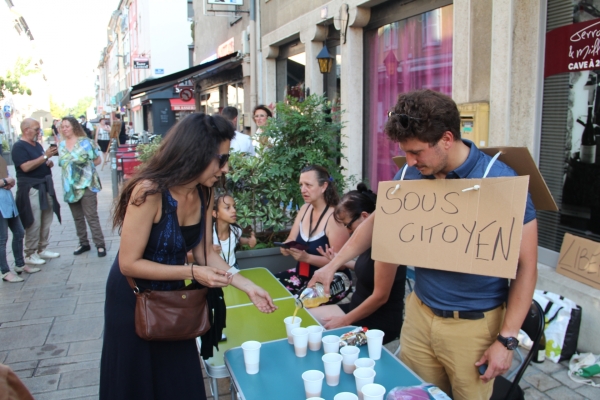 Une cinquantaine d'anti-pass sanitaire réunis pour un pique-nique festif Rue de Strasbourg