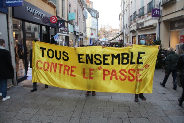 Une centaine de personnes ont défilé ce samedi contre le pass sanitaire