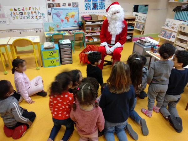 Visite du Père Noël à l'école maternelle Bourgogne