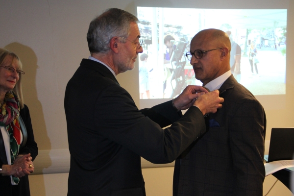 Driss Essabar a reçu les insignes de Chevalier de l'Ordre National du Mérite au Colisée