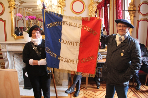 Une porte-drapeau bien connue des Chalonnais...