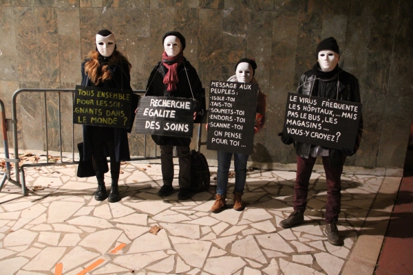 Des masques blancs en marge du dernier spectacle de Jérémy Ferrari devant la Salle Marcel Sembat