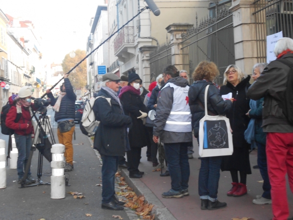 Rassemblement de soutien à des familles déboutées du droit d'asile devant la sous-préfecture de Chalon-sur-Saône