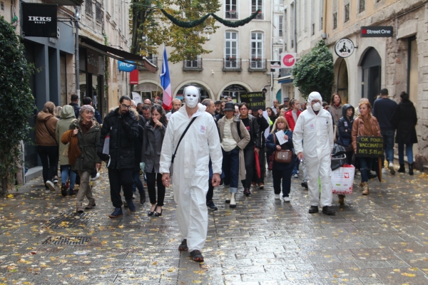 Une centaine de manifestants anti-pass à Chalon-sur-Saône pour le 16ème samedi de mobilisation