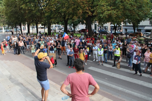 Pass sanitaire : 300 personnes mobilisées pour le dixième samedi de manifestations, à Chalon-sur-Saône