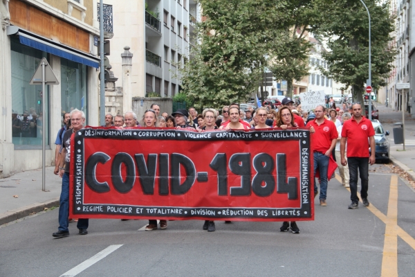 200 personnes ont défilé dans les rues de Chalon-sur-Saône lors du 11ème samedi de mobilisation contre le pass sanitaire