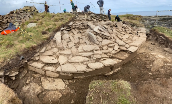 De mystérieuses boules de pierre polies exhumées d'une tombe de 5500 ans en Écosse