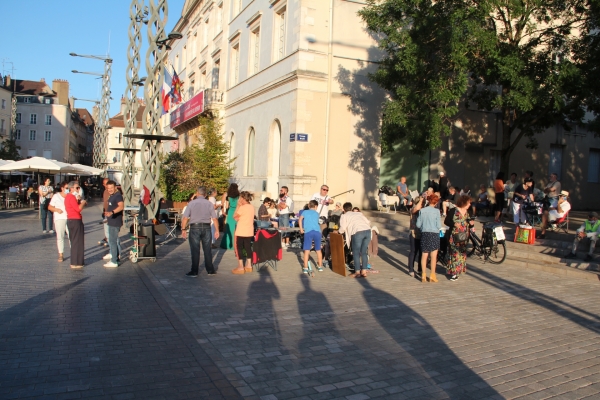 «Terrasse sauvage»: Plus de 70 opposants au pass sanitaire se sont rassemblés pour un apéritif sur la Place de l'Hôtel de Ville