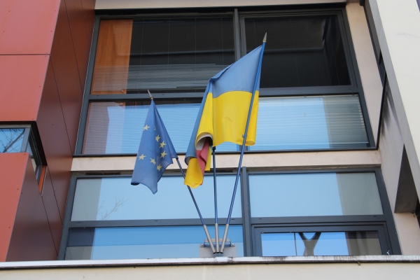 Le drapeau ukrainien déployé devant les locaux du Grand Chalon