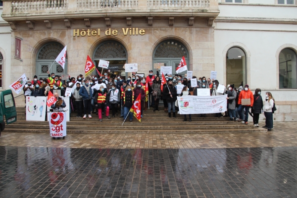 Mobilisation des travailleurs sociaux devant la mairie de Chalon-sur-Saône
