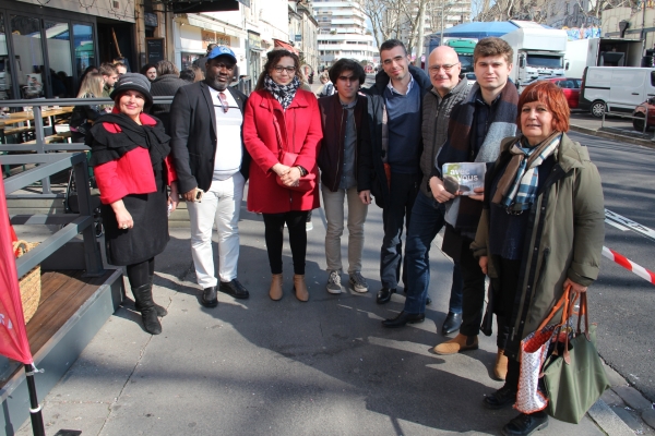 Les membres du comité de soutien à Emmanuel Macron se mobilisent à Chalon-sur-Saône