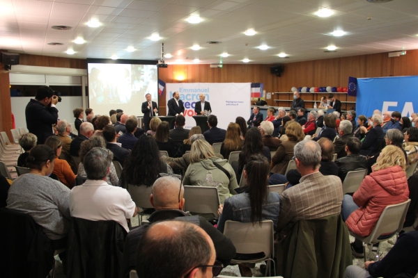 Plus de 150 personnes à la réunion publique avec Jean-Baptiste Lemoyne et François Rebsamen ce vendredi à la Salle Marcel Sembat