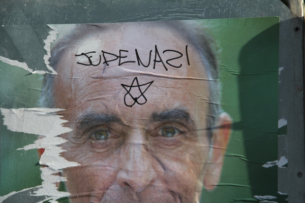 Des tags antisémites sur une affiche d'Éric Zemmour Boulevard de la République