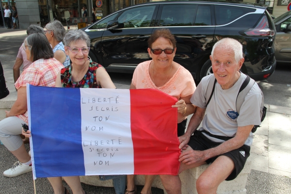 Le Collectif Chalonnais Libertés et Vérité tous les samedis sur la Place de Beaune