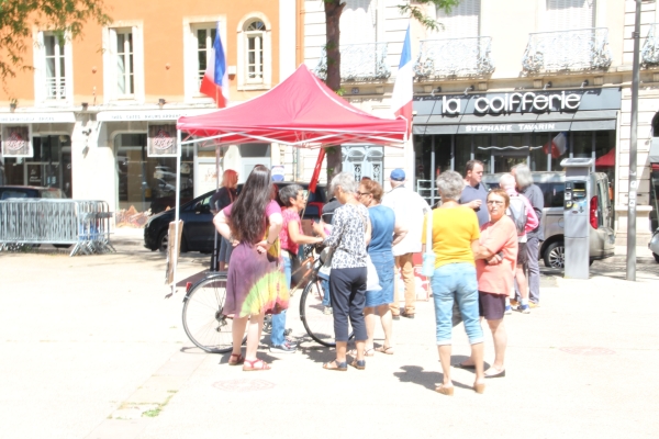 Le point d'information du Collectif Chalonnais Libertés et Vérité tous les samedis sur la Place de Beaune