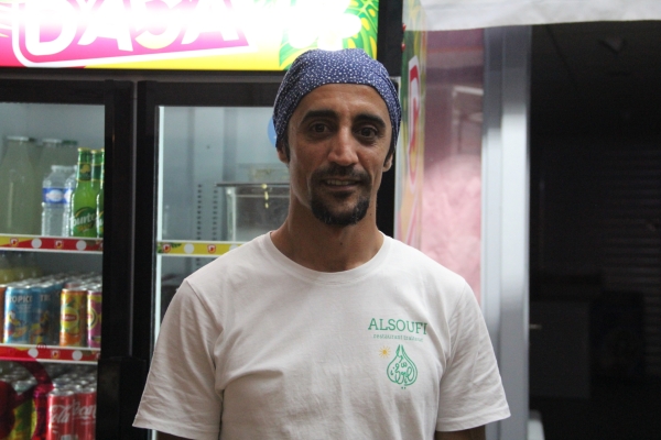 Fouad Alsoufi tient son stand de cuisine syrienne devant son futur restaurant