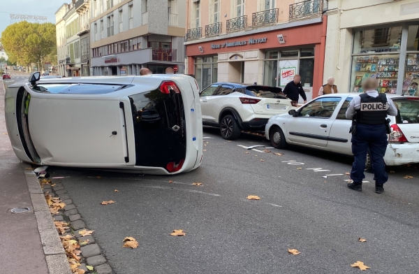 Une voiture se retourne dans le centre de Chalon-sur-Saône, la conductrice et sa petite passagère s'en sortent indemnes